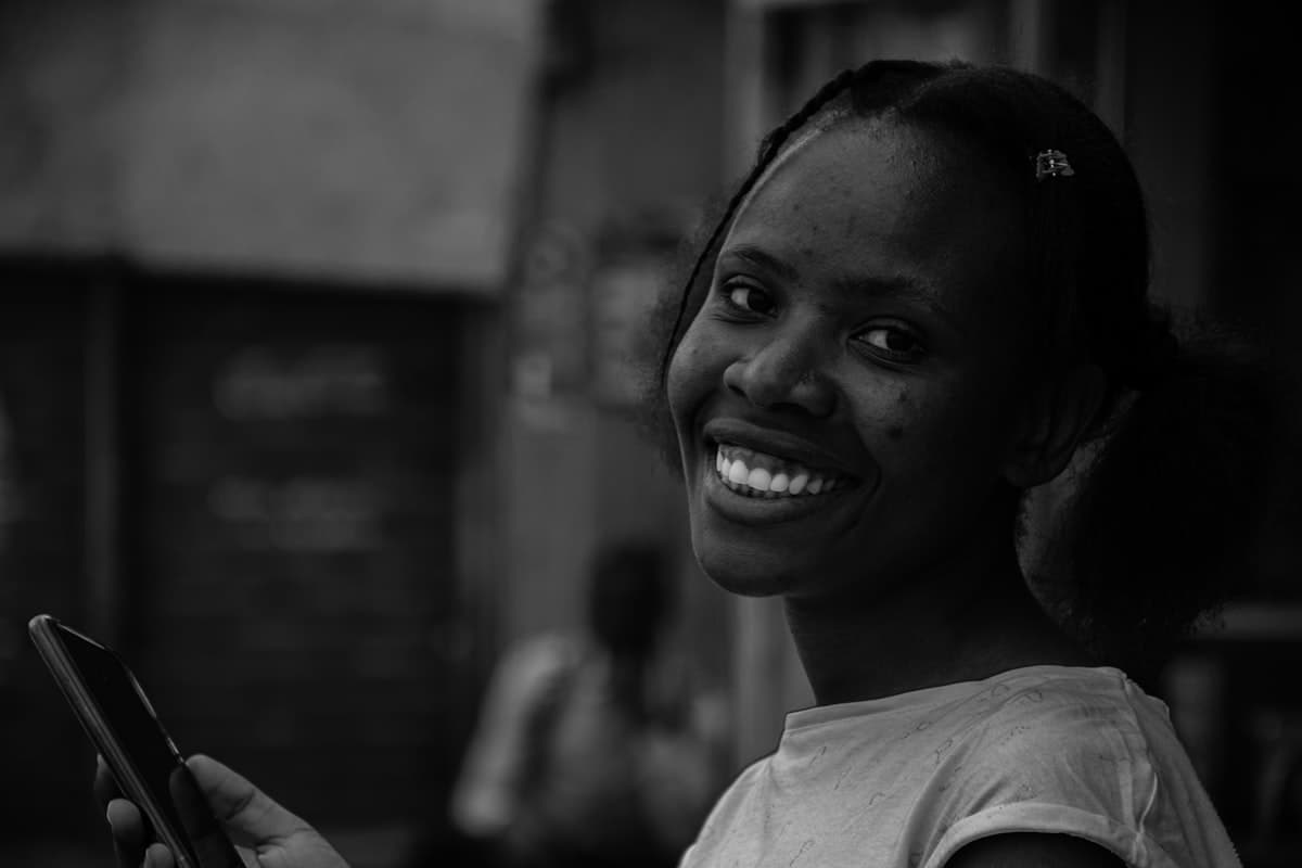 Personne souriante consultant son téléphone